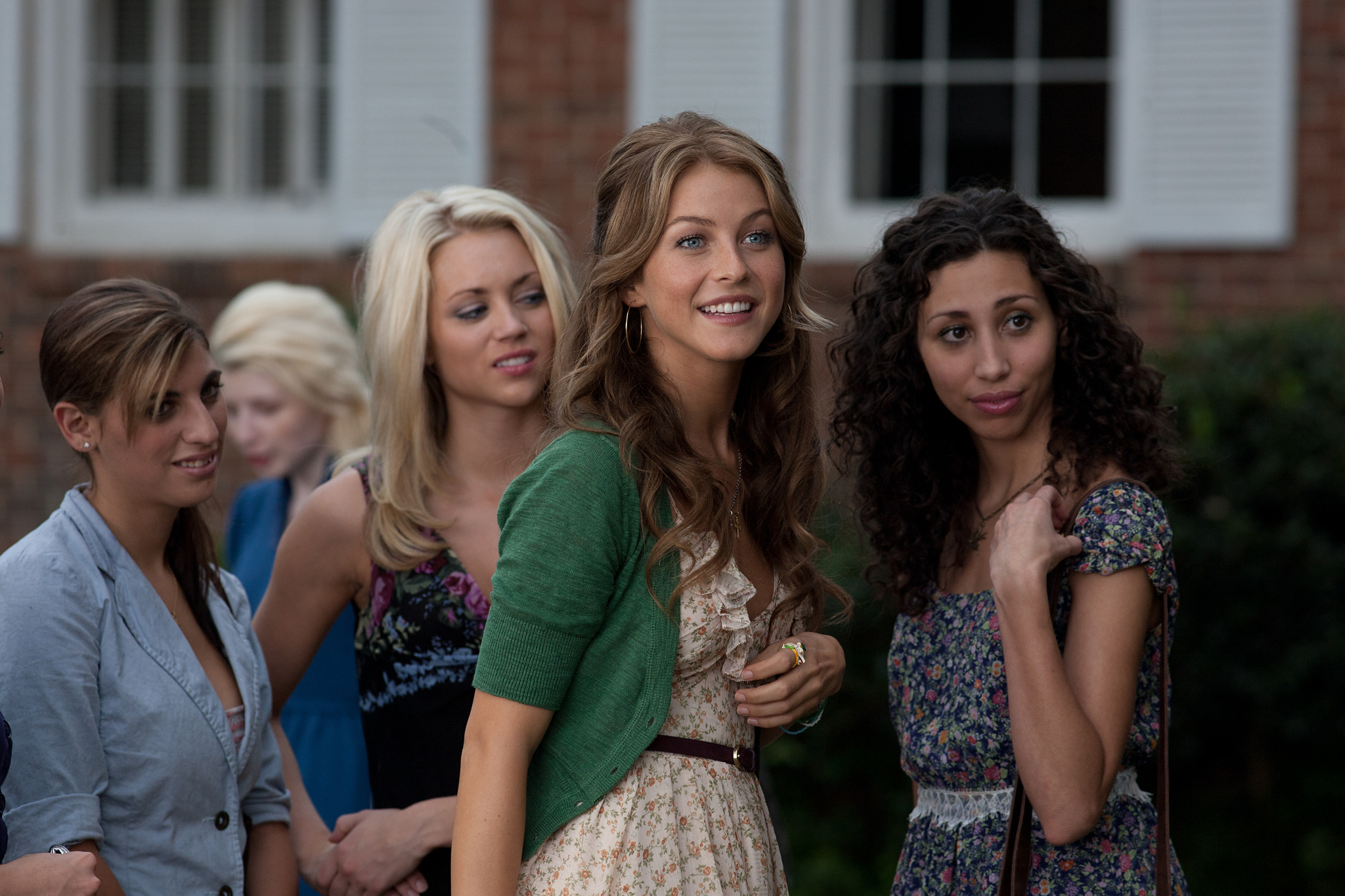 Still of Julianne Hough and Ziah Colon in Pamise del sokiu (2011)