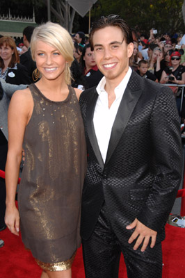 Apolo Ohno and Julianne Hough at event of Karibu piratai: pasaulio pakrasty (2007)