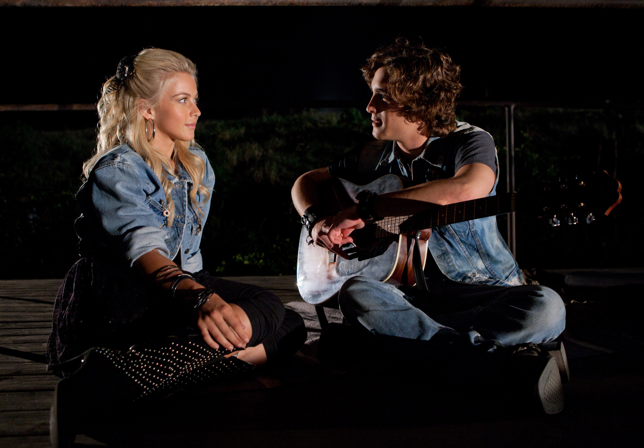 Still of Diego Boneta and Julianne Hough in Roko amzius (2012)