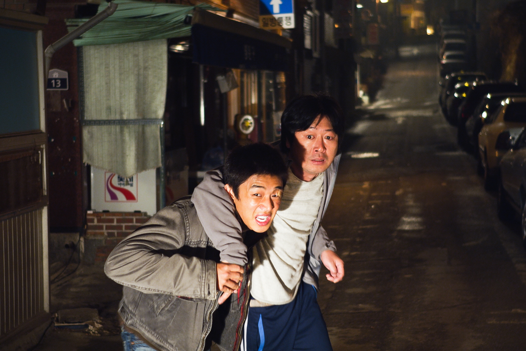 Still of Yun-seok Kim and Ah In Yoo in Wan-deuk-i (2011)