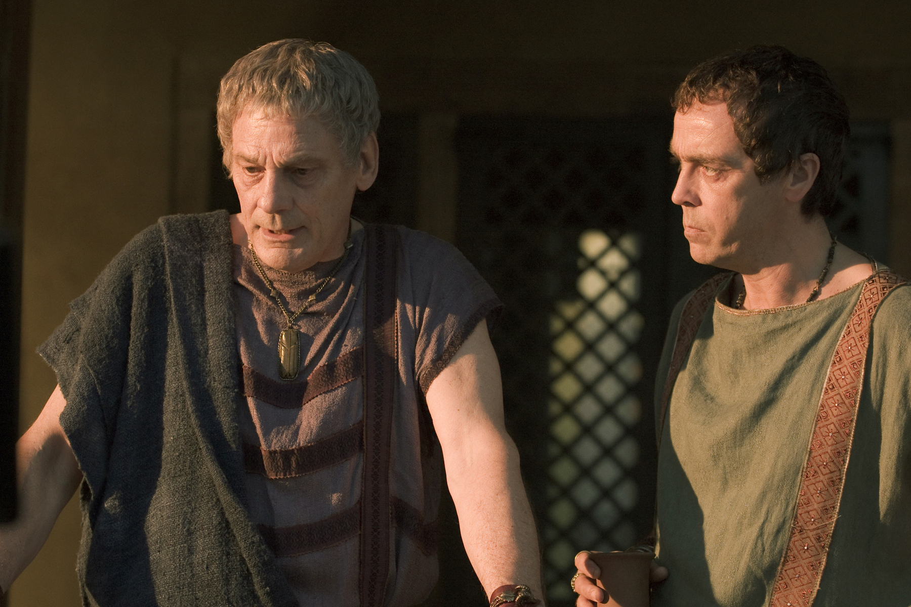 Still of John Hannah and Jeffrey Thomas in Spartacus: Gods of the Arena: Paterfamilias (2011)