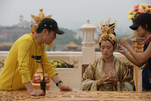 Li Gong and Yimou Zhang in Man cheng jin dai huang jin jia (2006)