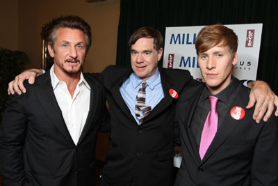 Sean Penn, Gus Van Sant and Dustin Lance Black at event of Milk (2008)