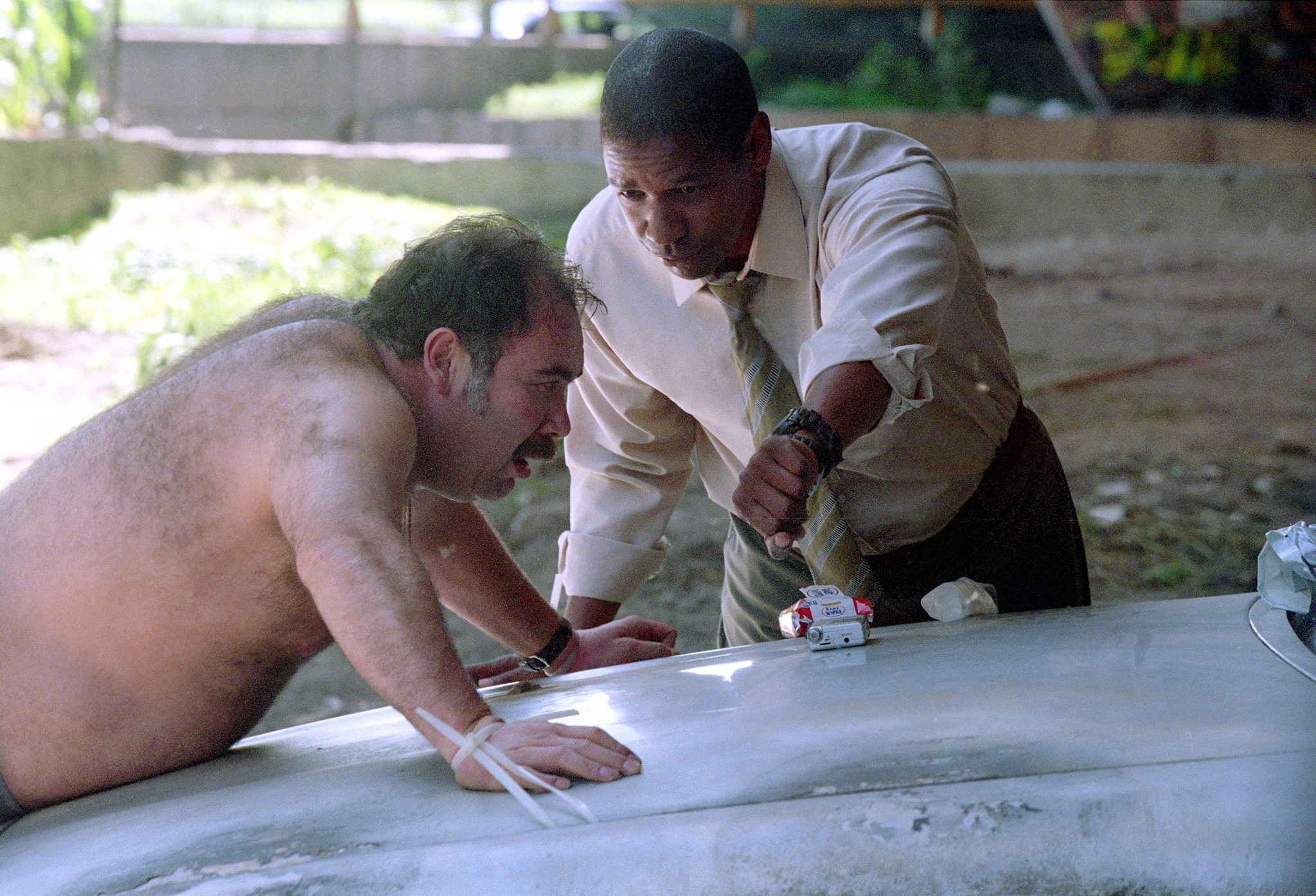 Still of Denzel Washington and Jesús Ochoa in Degantis zmogus (2004)