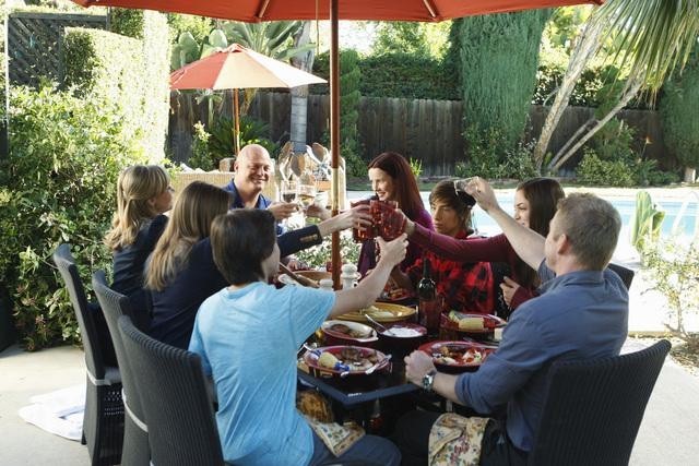 Still of Julie Benz, Michael Chiklis, Ricky Schroder, Kay Panabaker, Billy Unger and Conor Leslie in No Ordinary Family (2010)