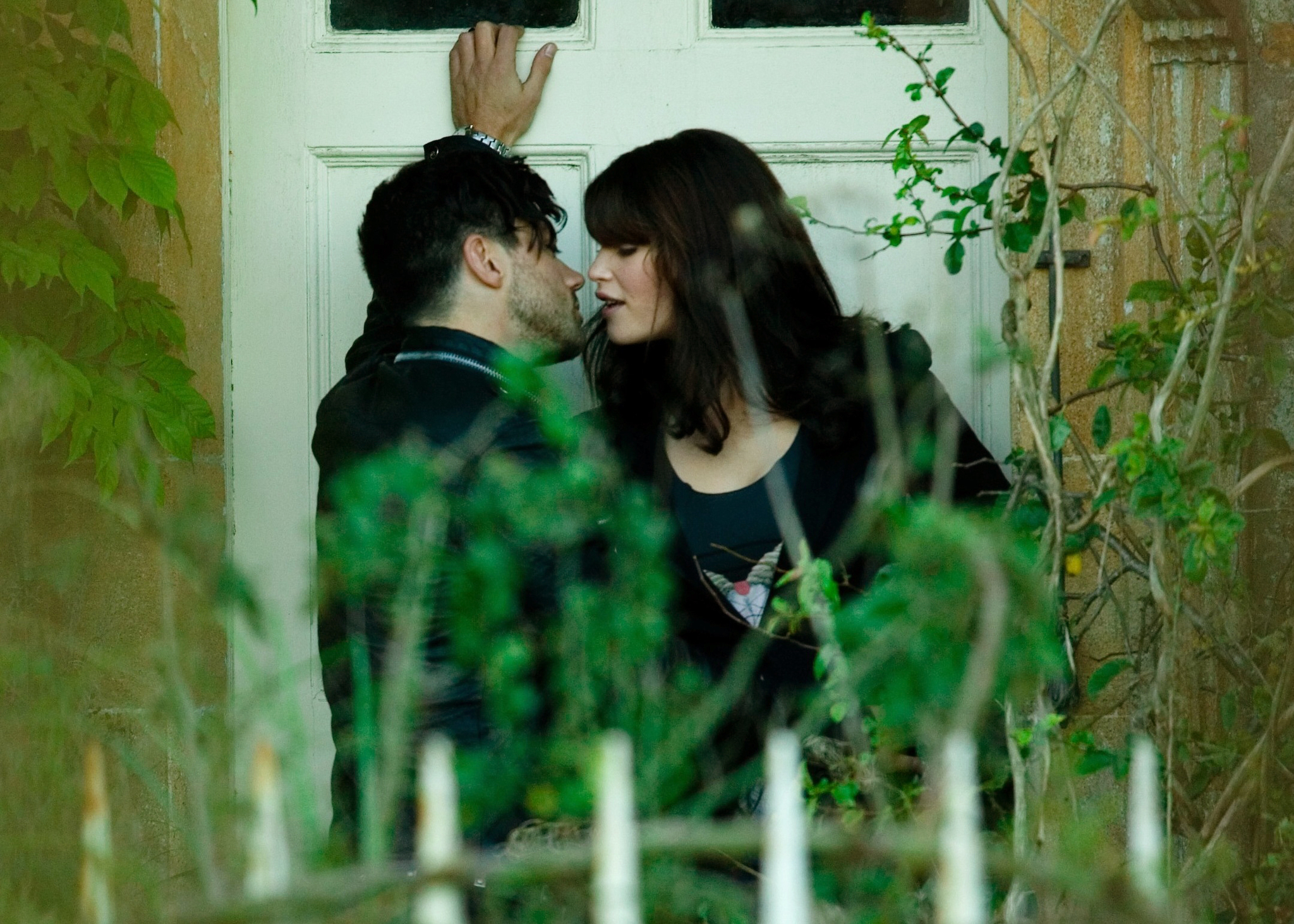 Still of Dominic Cooper and Gemma Arterton in Tamara Drewe (2010)