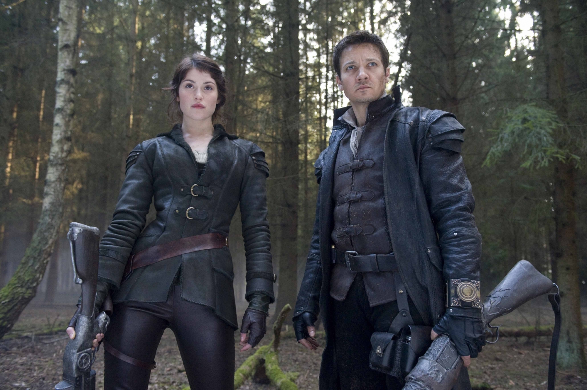 Still of Jeremy Renner and Gemma Arterton in Jonukas ir Grytute: raganu medziotojai (2013)