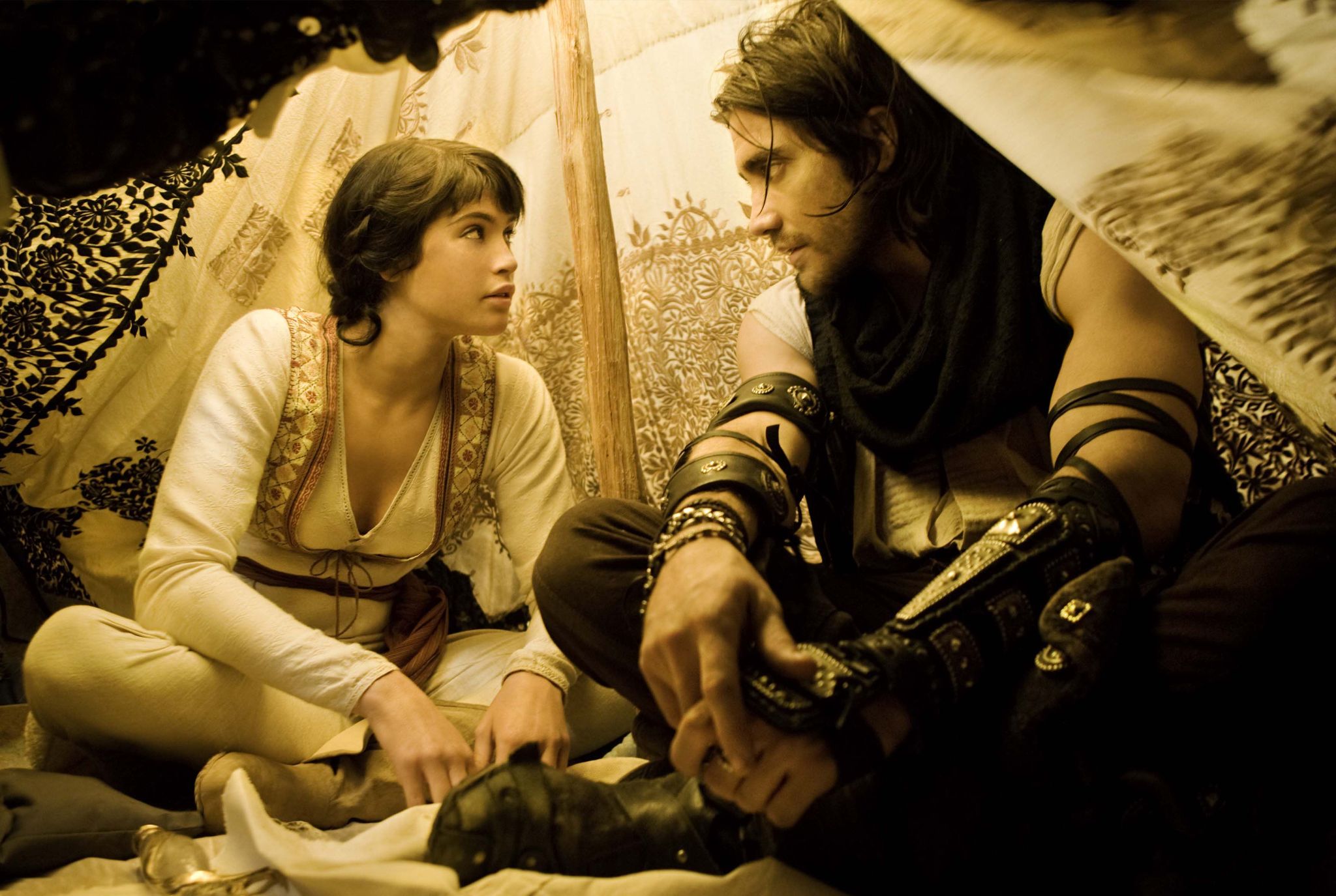 Still of Jake Gyllenhaal and Gemma Arterton in Persijos princas: laiko smiltys (2010)