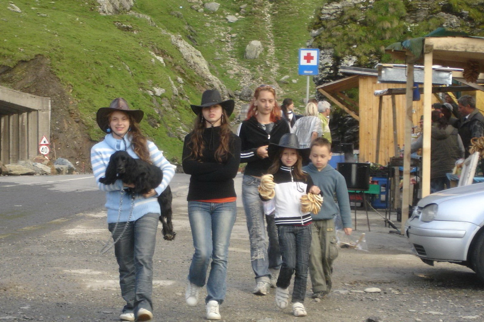 Still of Andrea Ivett Eröss, Laura Cecília Eröss, Noémi Zsófia Eröss, Magdolna Cecília Eröss, Roland István Eröss and Tappancs the Dog in Gala (2007)