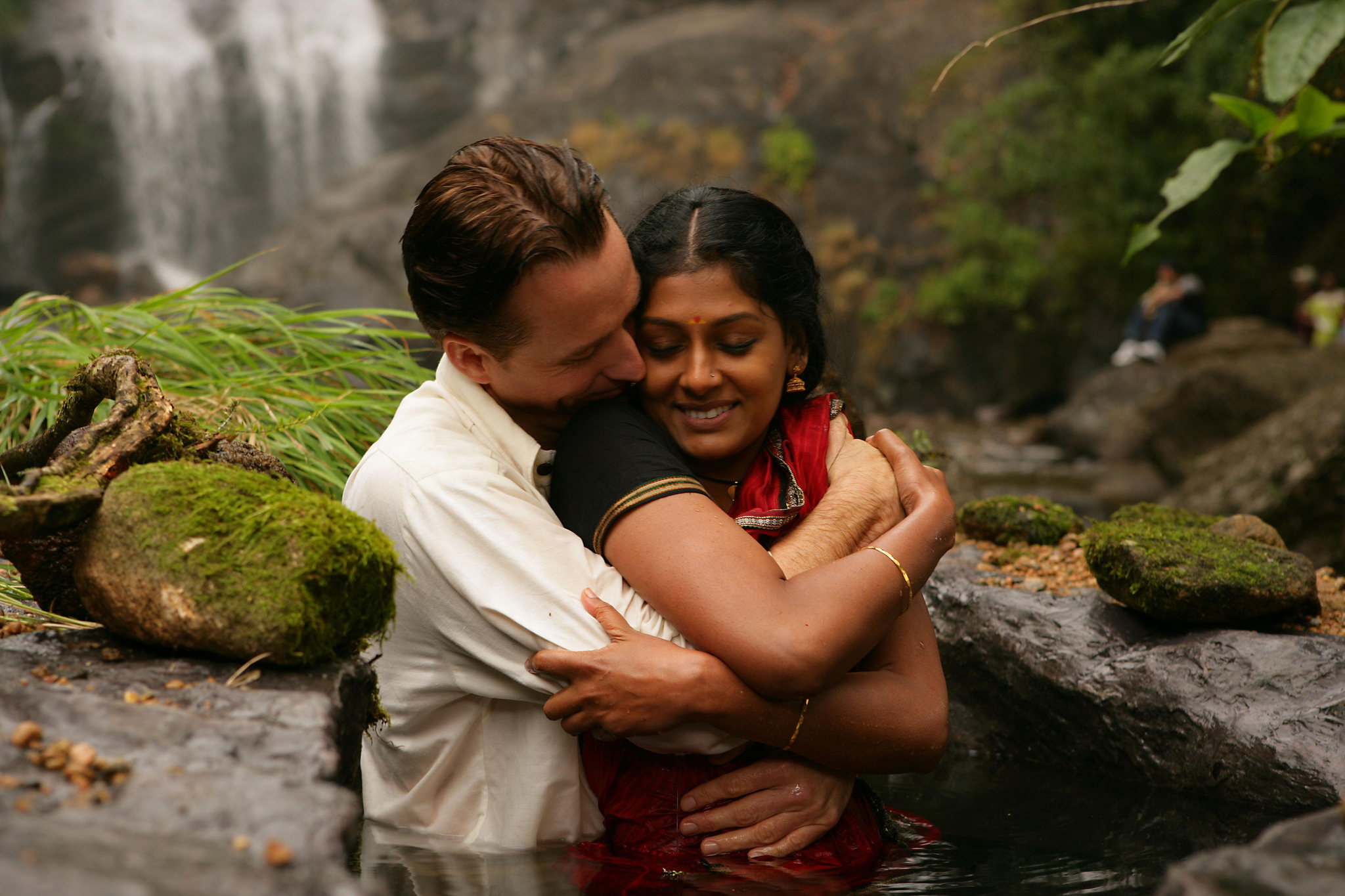Still of Nandita Das and Linus Roache in Before the Rains (2007)