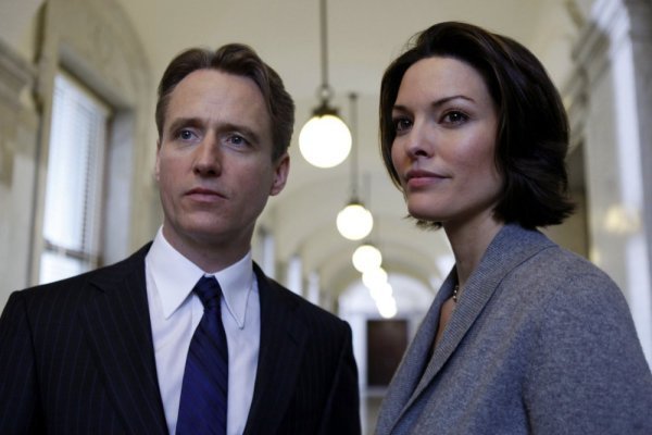 Still of Linus Roache and Alana De La Garza in Istatymas ir tvarka (1990)