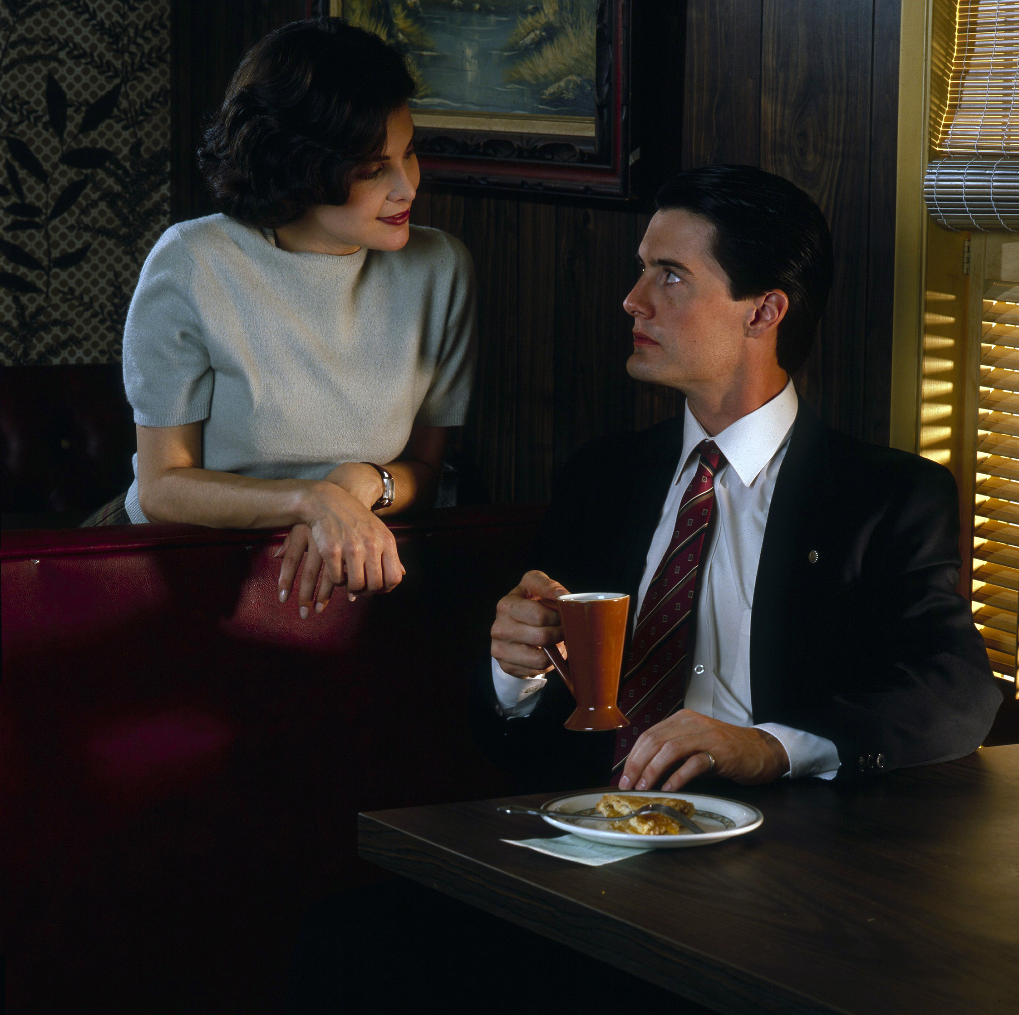 Still of Sherilyn Fenn and Kyle MacLachlan in Twin Pykso miestelis (1990)