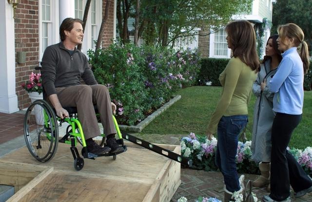 Still of Teri Hatcher and Kyle MacLachlan in Nusivylusios namu seimininkes (2004)