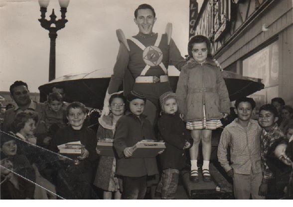 Commander Comet Show. 1954. Dian is little girl with hands together, hat, patch on pants, and next to top step.