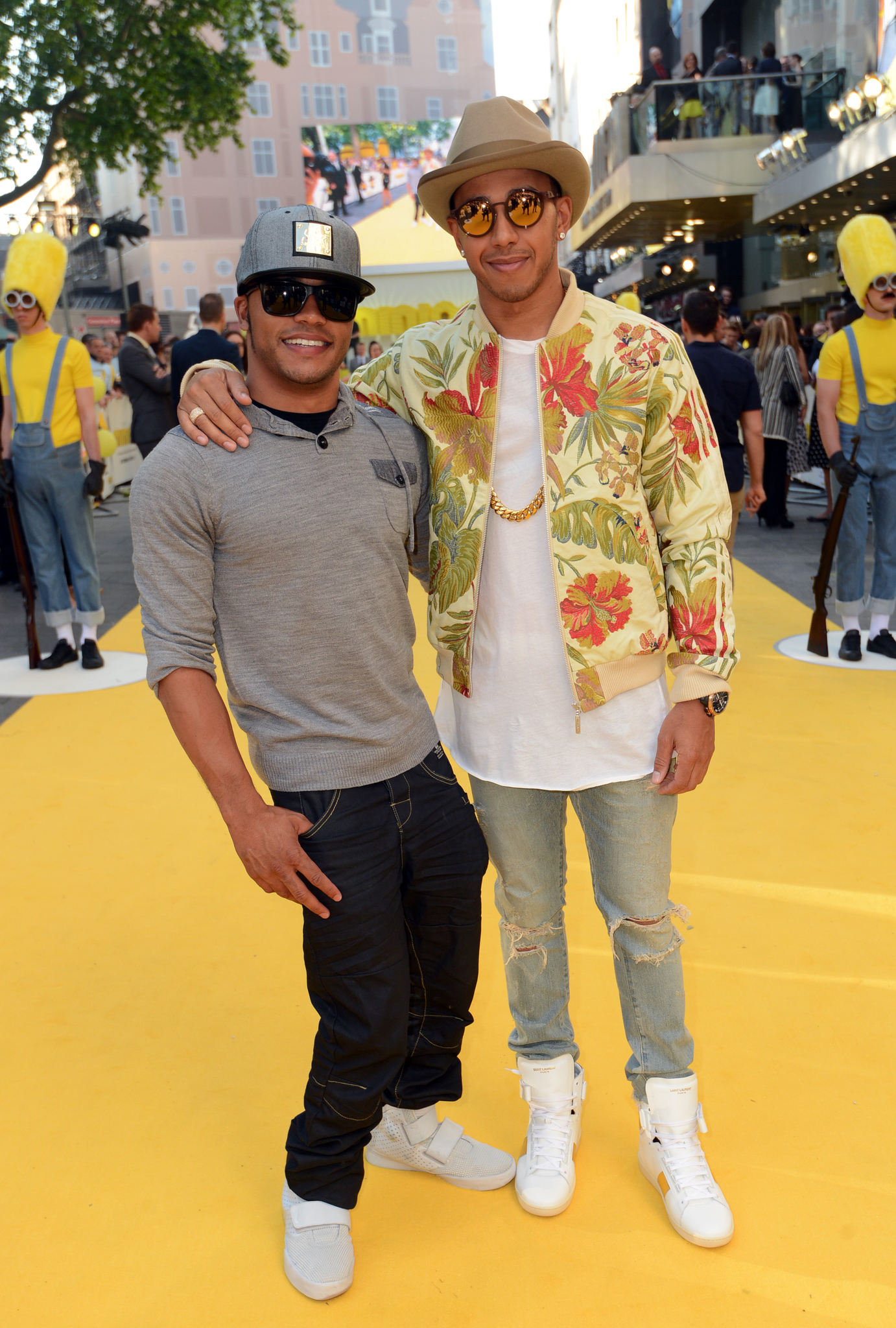 Lewis Hamilton and Nicolas Hamilton at event of Pakalikai (2015)