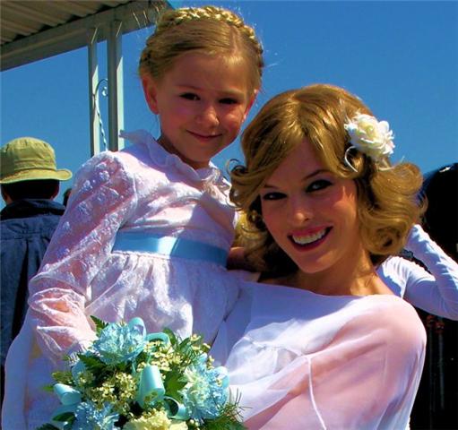 Madison(Mindy) and Milla Jovovich(Sue Ann) on set of Dirty Girl