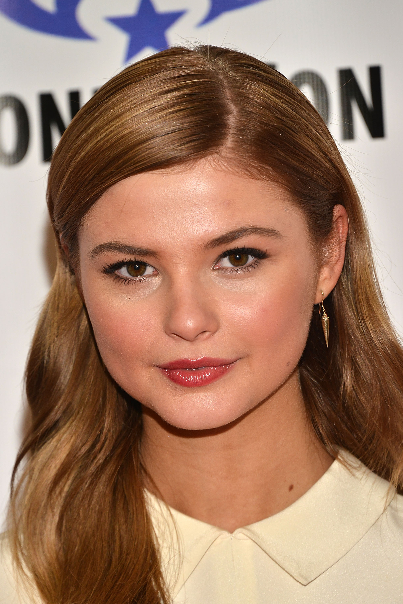 Stefanie Scott at event of Tunas tamsoje: trecia dalis (2015)