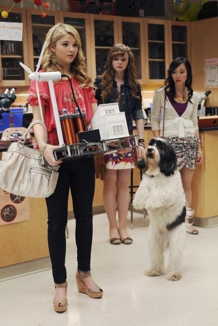 Still of Niamh Wilson, Chantelle Chung and Stefanie Scott in Frenemies (2012)