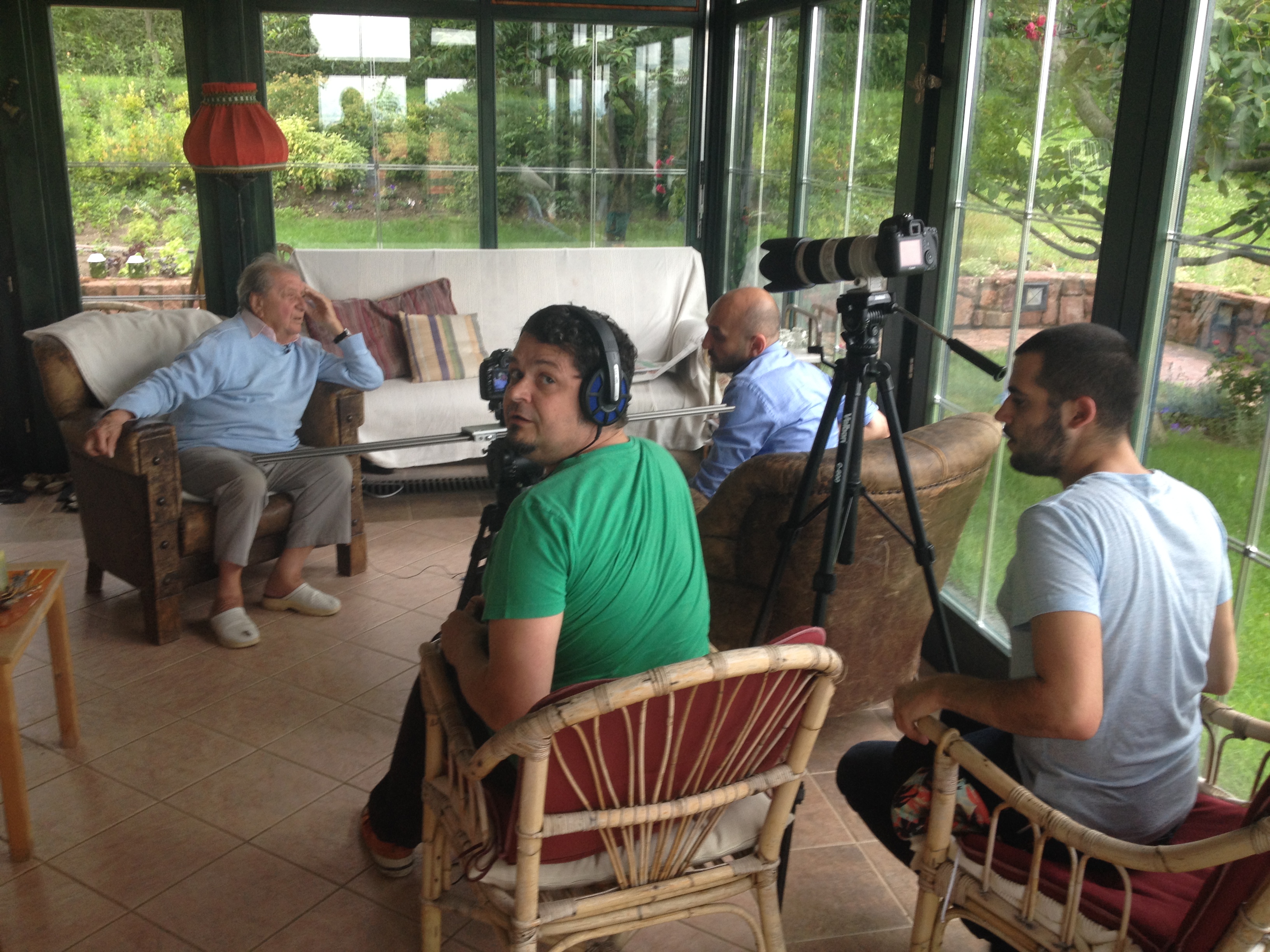 Tamás Novák (director), Sándor Kiss (cinematographer), Soma Kiss (cameraman) and the interviewee, Károly Makk (director, screenwriter) on the shooting of Cinema Inferno (2014).