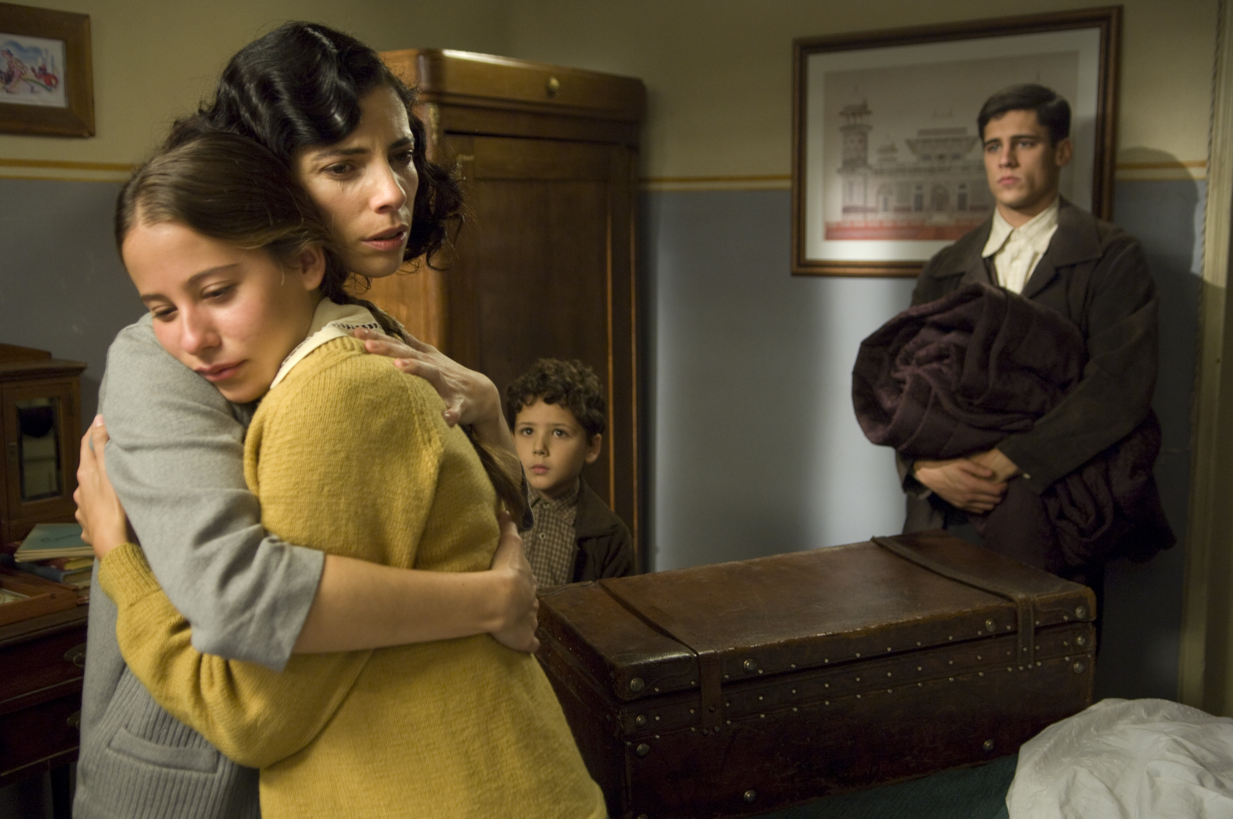 Maribel Verdú, Irene Escolar, Roger Príncep and Martiño Rivas in Los girasoles ciegos (2008)