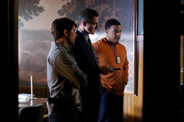 Still of David Giuntoli and Sasha Roiz in Grimm (2011)