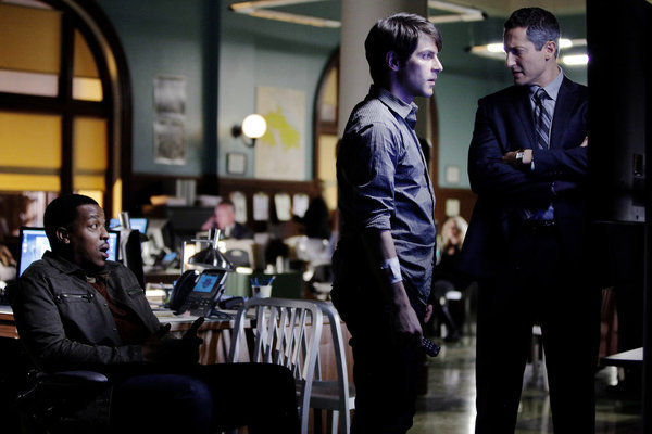 Still of David Giuntoli and Sasha Roiz in Grimm (2011)