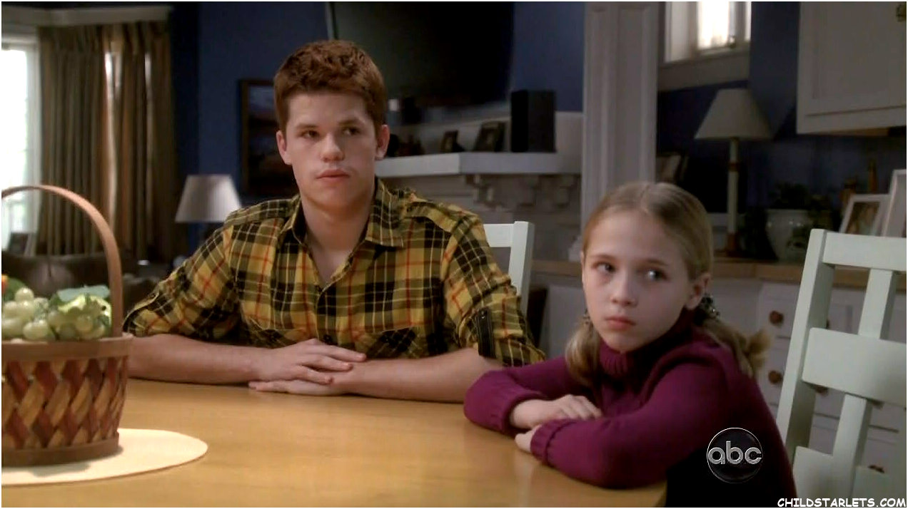 Kendall Applegate and Charlie Carver in Nusivylusios namu seimininkes: In a World Where the Kings Are Employers (2009)