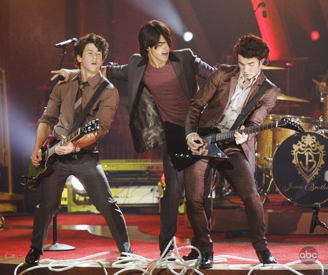 Still of The Jonas Brothers, Kevin Jonas, Joe Jonas and Nick Jonas in Dancing with the Stars (2005)