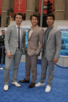 Kevin Jonas, Joe Jonas and Nick Jonas at event of Océans (2009)