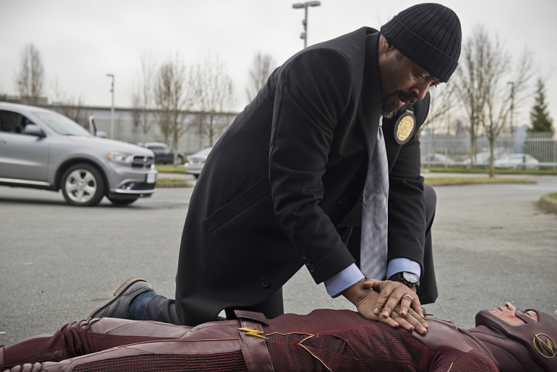 Still of Jesse L. Martin and Grant Gustin in The Flash (2014)