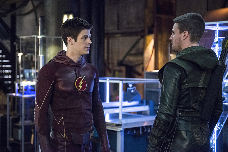 Still of Stephen Amell and Grant Gustin in Strele: The Brave and the Bold (2014)