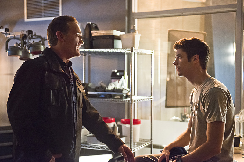 Still of John Wesley Shipp and Grant Gustin in The Flash (2014)