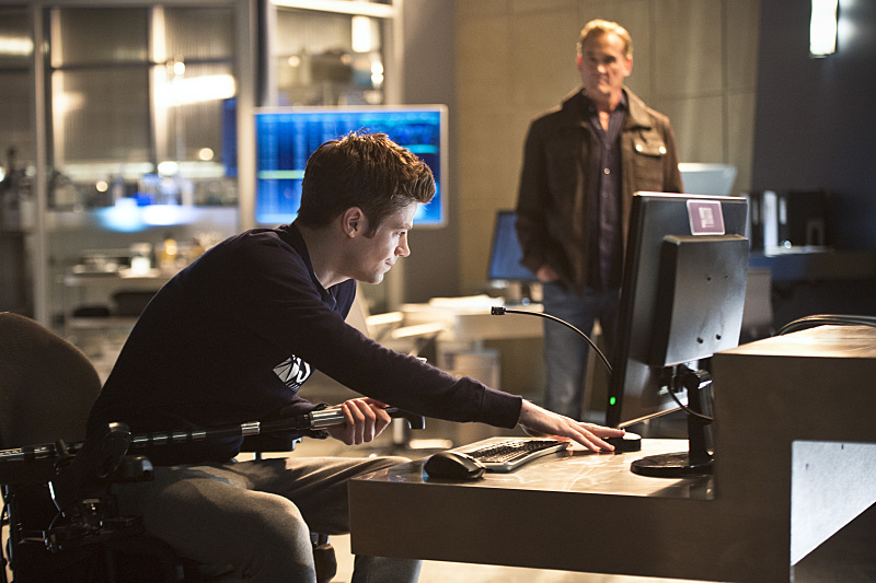 Still of John Wesley Shipp and Grant Gustin in The Flash (2014)
