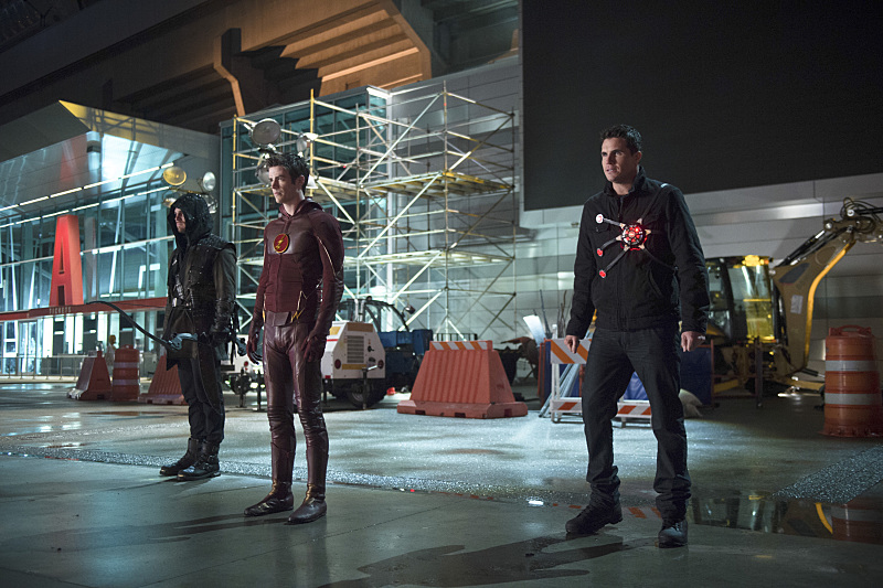 Still of Stephen Amell, Robbie Amell and Grant Gustin in The Flash (2014)