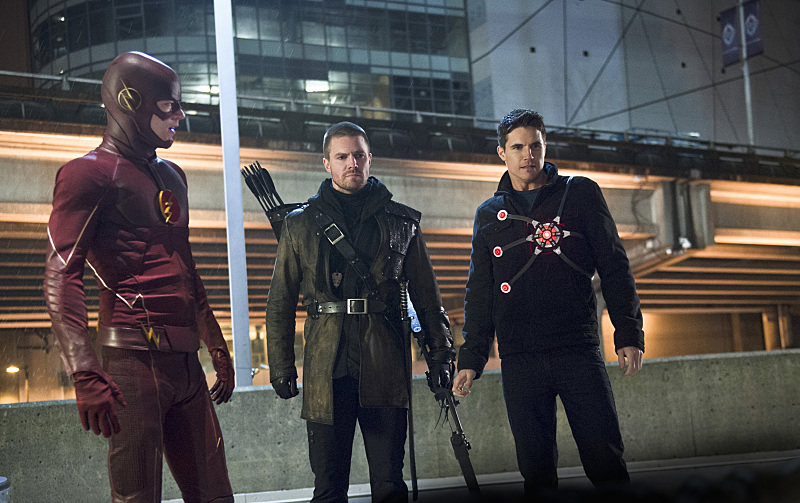 Still of Stephen Amell, Robbie Amell and Grant Gustin in The Flash (2014)