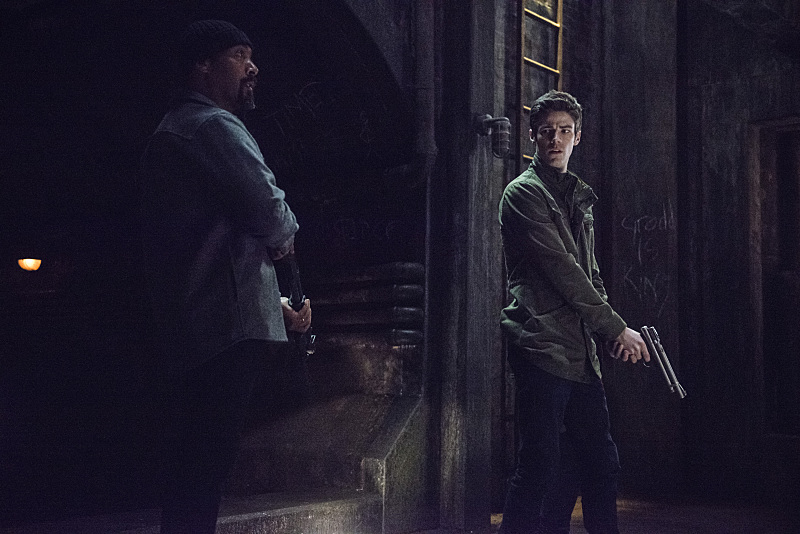 Still of Jesse L. Martin and Grant Gustin in The Flash (2014)