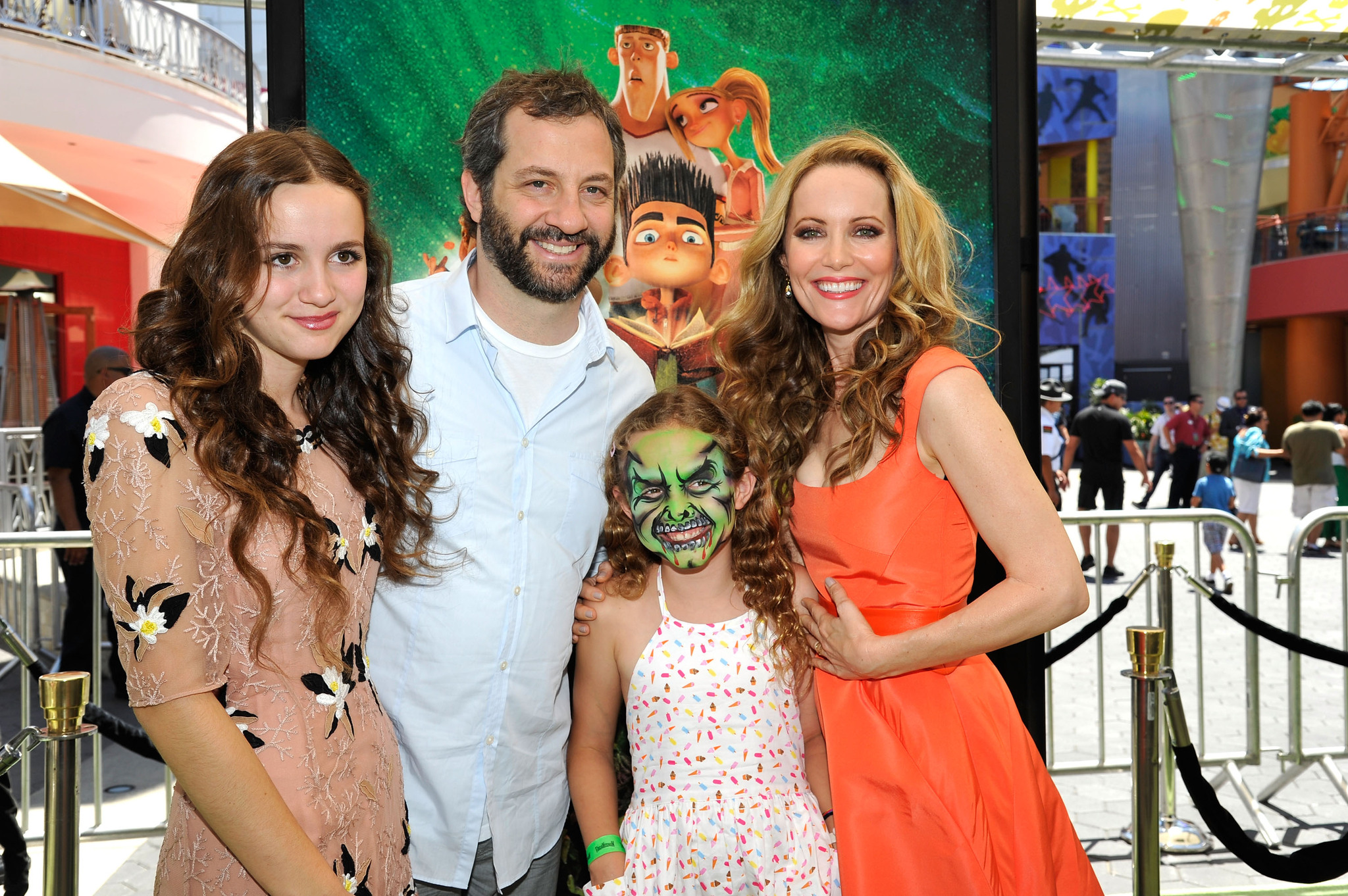 Leslie Mann, Judd Apatow, Maude Apatow and Iris Apatow at event of Paranormanas (2012)