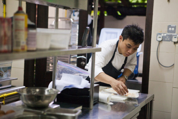 Still of Hung Hyunh in Top Chef (2006)