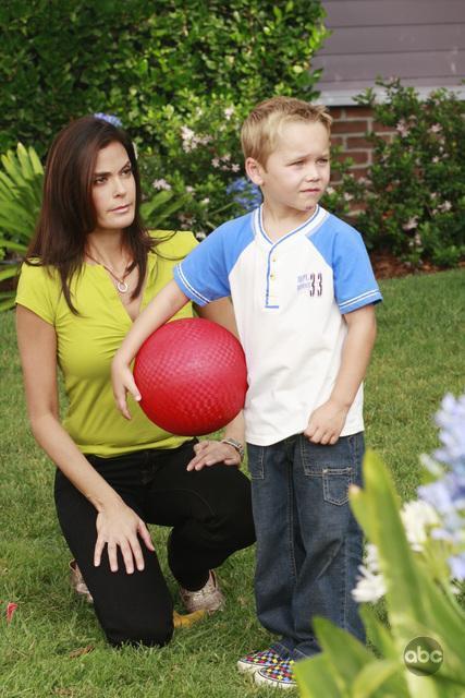 Still of Teri Hatcher and Mason Vale Cotton in Nusivylusios namu seimininkes (2004)