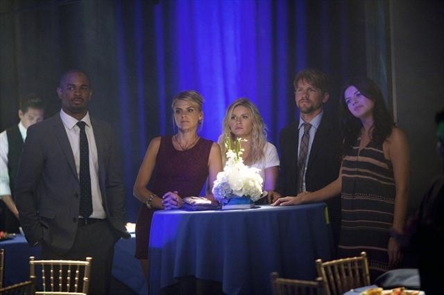 Still of Elisha Cuthbert, Zachary Knighton, Damon Wayans Jr., Casey Wilson and Eliza Coupe in Happy Endings (2011)