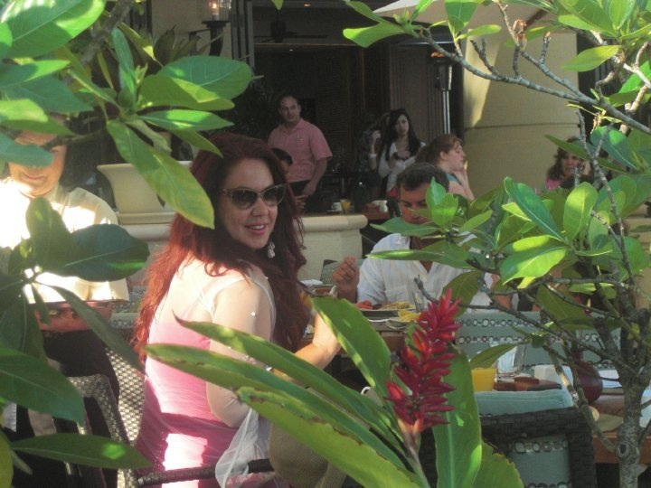 Fileena Bahris in Modern Family's Hawaii episode