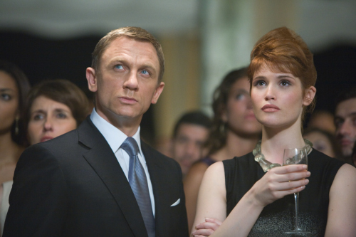 Still of Daniel Craig and Gemma Arterton in Paguodos kvantas (2008)