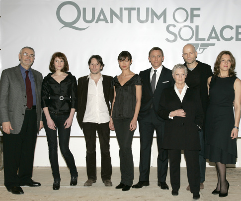 Judi Dench, Mathieu Amalric, Barbara Broccoli, Daniel Craig, Marc Forster, Michael G. Wilson, Olga Kurylenko and Gemma Arterton at event of Paguodos kvantas (2008)