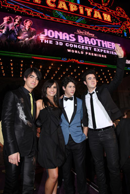 Demi Lovato, Kevin Jonas, Joe Jonas and Nick Jonas at event of Jonas Brothers: koncertas trimateje erdveje (2009)