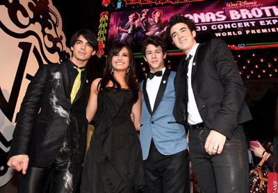 Demi Lovato, Kevin Jonas, Joe Jonas and Nick Jonas at event of Jonas Brothers: koncertas trimateje erdveje (2009)