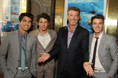 Pierce Brosnan, Kevin Jonas, Joe Jonas and Nick Jonas at event of Océans (2009)