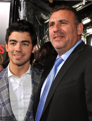 Graham King and Joe Jonas at event of Edge of Darkness (2010)