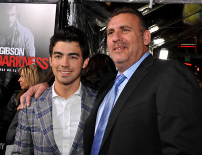 Graham King and Joe Jonas at event of Edge of Darkness (2010)