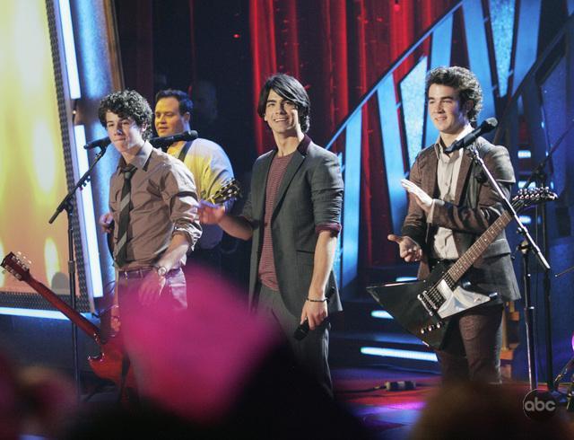 Still of The Jonas Brothers and Nick Jonas in Dancing with the Stars (2005)