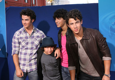 Kevin Jonas, Joe Jonas, Nick Jonas and Frankie Jonas at event of Gake no ue no Ponyo (2008)